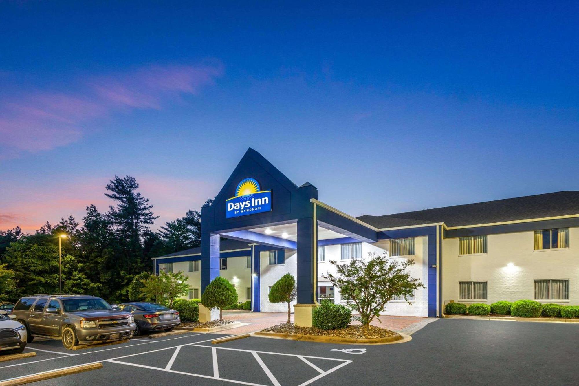 Days Inn & Suites By Wyndham Siler City Exterior foto